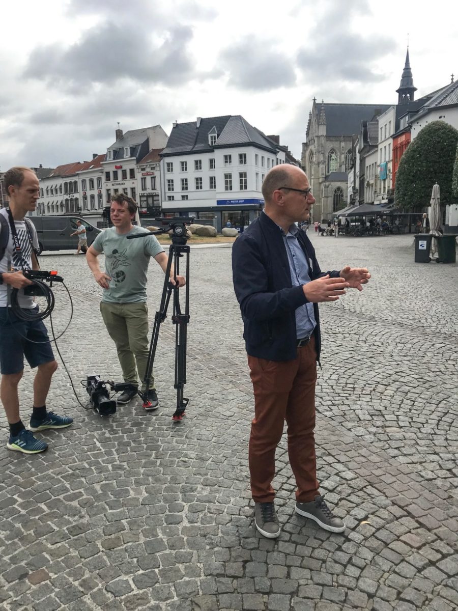 De gids met de cameraploeg