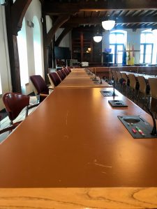 De tafels van het schepenhuis waar de gemeenteraad is