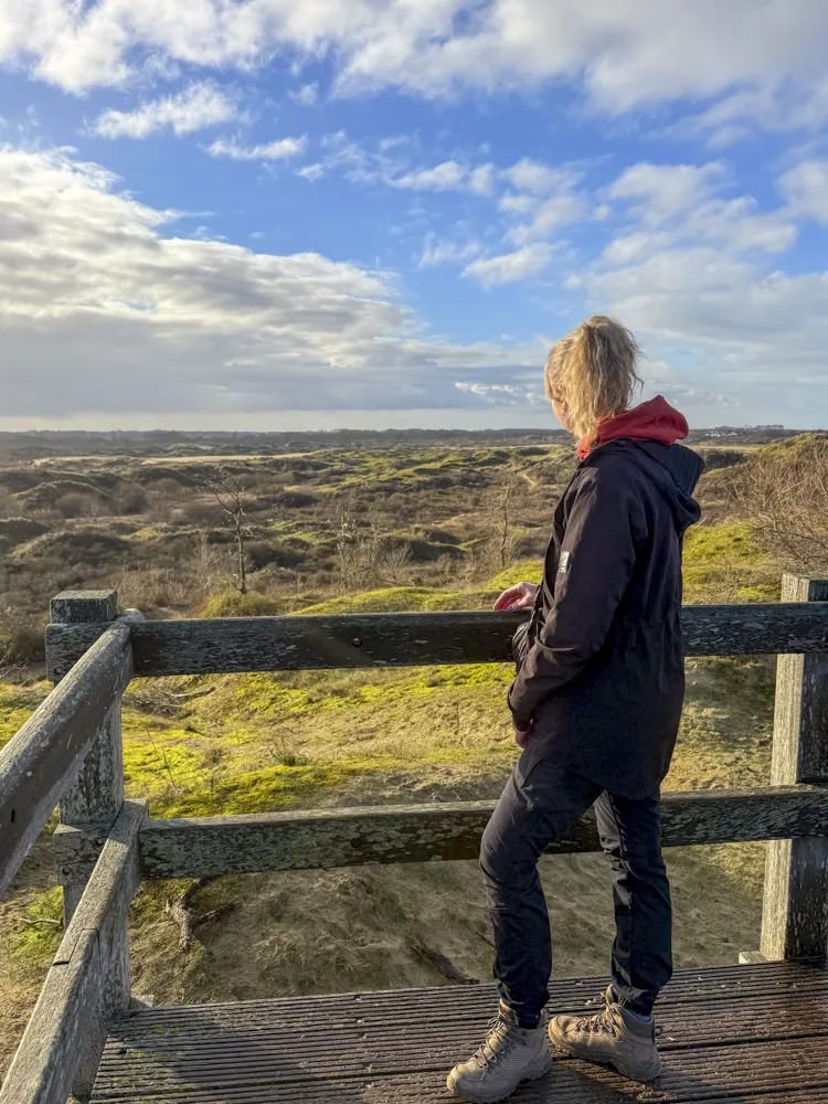 Start & aankomst: Sporthal Den Oosthoek in De Panne (Er is een ruime parking) Afstand: ± 7 km Duur: ongeveer 1,5 à 2 uur (afhankelijk van tempo en pauzes) Ondergrond: voornamelijk onverhard (zand en duinpaden) Tip: draag comfortabele wandelschoenen en neem water mee, zeker op warmere dagen. In de winter is het er vaak fris door de wind, maar net dan is de rust op zijn mooist. Bewegwijzering: via knooppunten 21 - 22 - 19 - 18 - 14 - 15 - 6 - 7 - 9 - 13 - 12 - 20 - 21  Extra: Rond knooppunt 15 komt je een groot uitkijkplatform tegen. Ga zeker naar boven en laat je omver blazen door het fenomenale vergezicht. Honden: Je viervoeter is welkom.